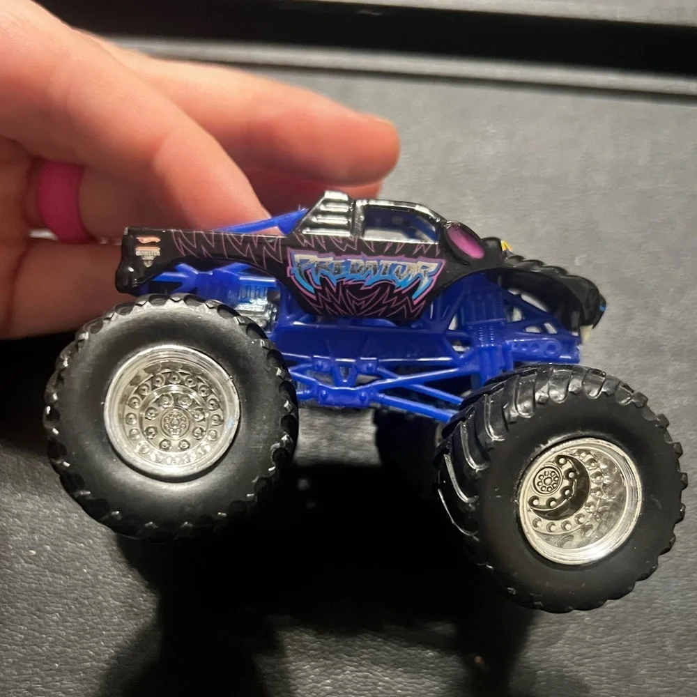 Hot Wheels Monster Jam Predator 1:64 Scale Die Cast Truck